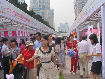 �Ȼ������Ӥͯ����չ��ֳ�